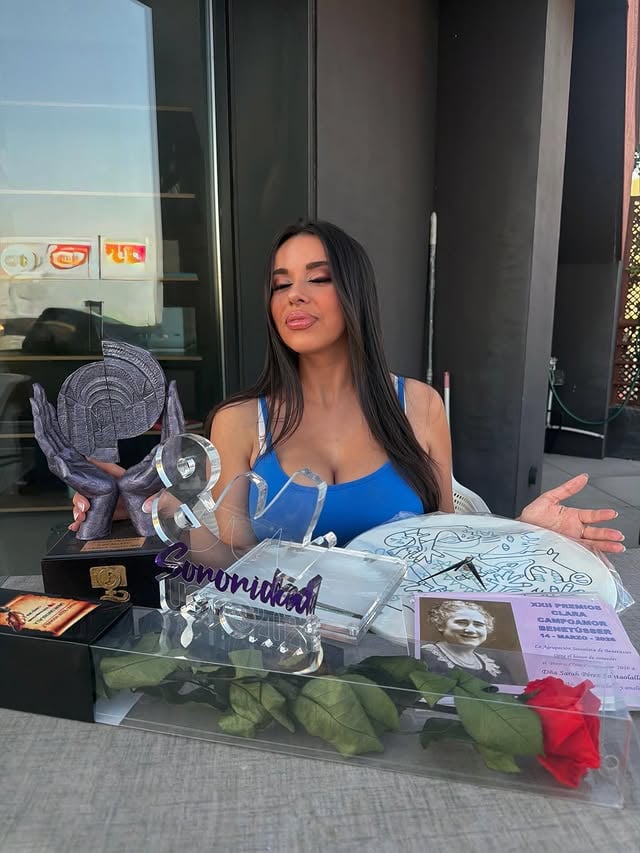 🥹❤️‍🩹 27 PREMIOS EN ESTE ÚLTIMO MES 🥹❤️‍🩹
Este mes ha sido intenso, reconfortante, amable, bonito, cercano y muy satisfactorio. Un mes para el recuerdo, un tiempo que me acompañará siempre.
Necesitaba dar las gracias públicamente a tantas personas que me han acompañado, apoyado y reconocido en este último tiempo (y siempre).
Gracias por vuestro cariño incondicional y por no soltarme la mano a través de la pantalla.
Gracias a cada lugar que he viajado y solo he encontrado amor. Gracias a los sindicatos, plataformas y organizaciones que han decidido respaldar mi labor en los medios de comunicación. Gracias a las y los artistas que han decido brindarme su respeto a través de su obra.
Gracias a cada persona que ha pensado en mí y ha decidido otorgarme su tiempo.
Gracias a todas vosotras y a todos vosotros por estar siempre y no dejar que tire la toalla.
Hoy es siempre todavía.