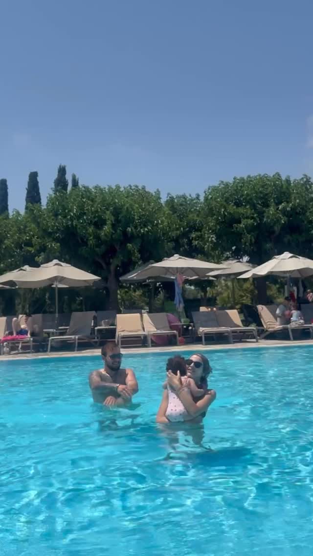 Sen gülünce bizim için
Hep gülümse için için
Hayata renk verenlerden
Bizi güzel sevenlerden
Bizim için önemlisin🫠

Bugün ilk kez havuza girdin🥲
09.06.2026 / Antalya