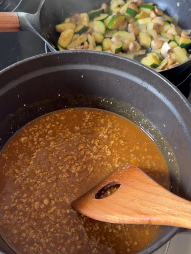 お家ごはんはなるべくヘルシーに#おうちごはん#ズッキーニとマッシュルームのキーマカレー#にんじんとじゃがいものポタージュ #rionahazuki by @riona_hazuki