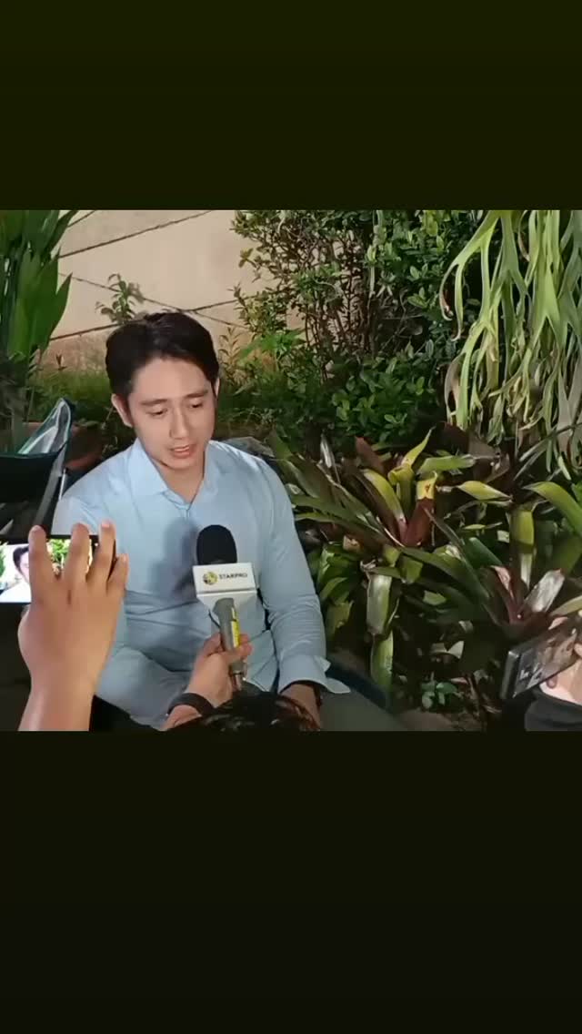 Sekarang nyebutnya papa Zac
Bukan lagi calon papa
Papa Zac sudah kembali syuting tobat jatuh cinta 
Maminda dirumah ditemenin orang tua 
Nay nay....sepil dong cucunya
Sepil jari juga tak apa
Baby Zac  dikelilingi orang orang tercinta
Papa kebagian cari duit buat kemakmurannya

Tak perlu klaim uang nya banyak seperti engkong keling 
Yang diklaim berharta buanyak sama pemujanya
Tapi melihat anak semata wayangnya 
Tak ada tanda tanda mendapat limpahan harta 
Katanya engkong keling berhonor miliaran per bulan 
Harusnya memberi 200juta perbulan enteng lah yaa
Harusnya liburan ke Disneyland bisa lah ya
Harusnya baju renang branded dia pakai lah ya
Bukan pakai setelan baju tidur di kolam renang 🫢
Cerita tentang engkong keling di planet sebelah
Yang tak keling dilarang pusing
Ini hanya cerita fiktif belaka