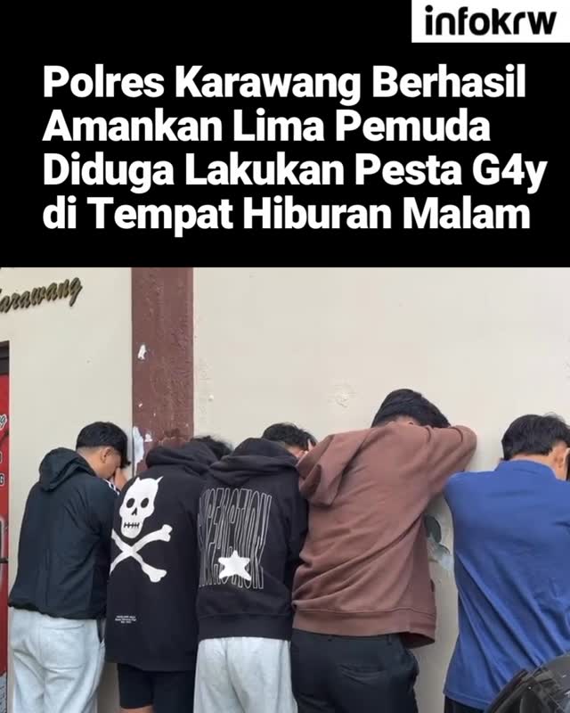 Satres PPA dan PPO  Polres Karawang berhasil mengungkap kasus tindak pidana kesusilaan terhadap Kelima pemuda tersebut. Mereka di antaranya berinisial DA (23), SA (23), R (21), AH (20) dan IH (20). Minggu (7/6) dini hari.

“Para terduga pelaku kita amankan setelah video yang memperlihatkan dugaan tindak pidana kesusilaan di muka umum viral di berbagai platform media sosial. Hal ini menimbulkan keresahan di tengah masyarakat Karawang,” ujar AKBP Fiki di hadapan awak media.

Kronologi kejadian bermula pada Sabtu 6 Juni 2026 sekitar pukul 23.30 WIB. Kelima terduga pelaku bersama seorang saksi berinisial S sedang berkumpul di rumah S yang berlokasi di Perumahan Grand Mutiara, Desa Sirnabaya, Kecamatan Telukjambe Timur, Kabupaten Karawang.

Saat sedang berkumpul, terduga pelaku R mendapat kabar dari terduga pelaku I (masih dalam pengejaran) bahwa I sedang berada di Theatere Night Mart Karawang. Setelah mendapat informasi tersebut, rombongan pun memutuskan untuk mendatangi lokasi.

“Sesampainya di lokasi, mereka sudah bertemu dengan terduga pelaku SA dan I beserta teman-temannya yang masih dalam proses pengejaran. Di sanalah kemudian mereka mengonsumsi minuman beralk0hol hingga menyebabkan para terduga pelaku dalam kondisi mabuk,” jelas AKP Herwita.

Setelah dalam pengaruh alk0hol, lanjut AKP Herwita, para terduga pelaku melakukan dugaan tindak pidana kesusilaan di muka umum. Mereka berpelukan dan berci*man satu sama lain dengan sesama jenis kelamin di tempat hiburan yang saat itu masih ramai pengunjung.

Saksi berinisial S yang ikut dalam rombongan tersebut merekam aksi tidak senonoh itu. Video tersebut kemudian diunggah ke status WhatsApp S.

Para terduga pelaku dijerat dengan Pasal 406 Undang-Undang Nomor 1 Tahun 2023 tentang Kitab Undang-Undang Hukum Pidana (KUHP) atau Pasal 414 Undang-Undang Nomor 1 Tahun 2023 tentang KUHP. Kedua pasal tersebut mengatur tentang setiap orang yang melanggar kesusilaan di muka umum atau melanggar kesusilaan di muka orang lain yang hadir tanpa kemauan orang yang hadir tersebut.

Sumber @polres_karawang #infokrw #karawang #laporanwargakrw #infokriminalkrw