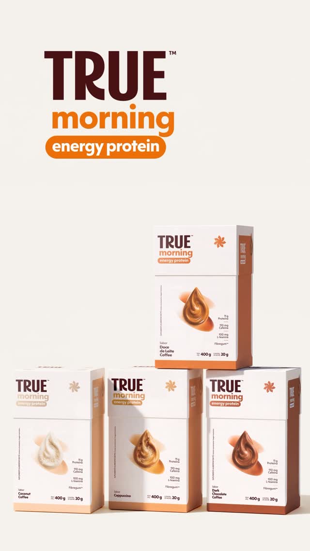 Mistério revelado.

Conheça o TRUE Morning, seu novo ritual matinal.

Foco, energia de verdade, proteína de qualidade e fibras que respeitam o seu corpo. Nos quatro sabores que vão fazer você querer acordar mais cedo:

-Doce de Leite Coffee
-Coconut Coffee 
-Cappuccino 
-Dark Chocolate Coffee

Porque um ritual inteligente começa com uma fórmula inteligente e clean label de verdade:

Whey isolado: proteína isolada, de alta absorção e digestibilidade.

Colágeno hidrolisado: proteína hipoalergenica, fonte de glicina, o que torna o nosso produto Gut friendly de verdade. 

150mg de Cafeína + 100mg de L-Teanina: energia que sustenta, foco que não cai. A combinação que a ciência já provou funcionar.

Fibregum™️: a fibra que cuida do seu intestino sem inchaço, sem desconforto. Conforto intestinal não é detalhe, é parte da fórmula.

Leite de castanha de caju em pó: livre de proteína alergênica. Cremosidade natural, sem lactose e limpo do jeito que seu ritual matinal precisa ser.

Ingredientes naturais. Sabor de verdade. Fórmula que você consegue ler e entender.

TRUE Morning, Seu café proteico funcional de verdade.

#true #truemorning #cafefuncionaldeverdade