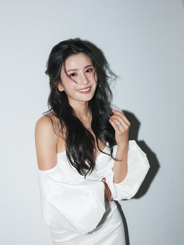 大部份人都話
只要係生過小朋友既女人都會從此改變左
我真係好認同呀
呢種改變係多左一種淡然同對自己既肯定
可以悠然活出自己喜歡既模樣
好鐘意而家30+既狀態💓

如果個天俾機會我可以重回20歲
我一定會即刻拒絕
因為少女時代雖然青春充滿朝氣
但我反而更享受安穩同有小朋友嘅平淡幸福。

多謝幫我化妝整頭既Kaman 🧚🏻‍♀️✨好有新鮮感
Make up & Hair @soinlovemakeup 
Photographer @soinlovemakeup 

另外都要多謝 @pretadress 👗🌟
每次有Event party都會搵佢哋幫手
除咗啲裙款靚又多選擇之外仲可以支持環保
最重要嘅係唔使成個衣櫃都係唔再着嘅裙😆