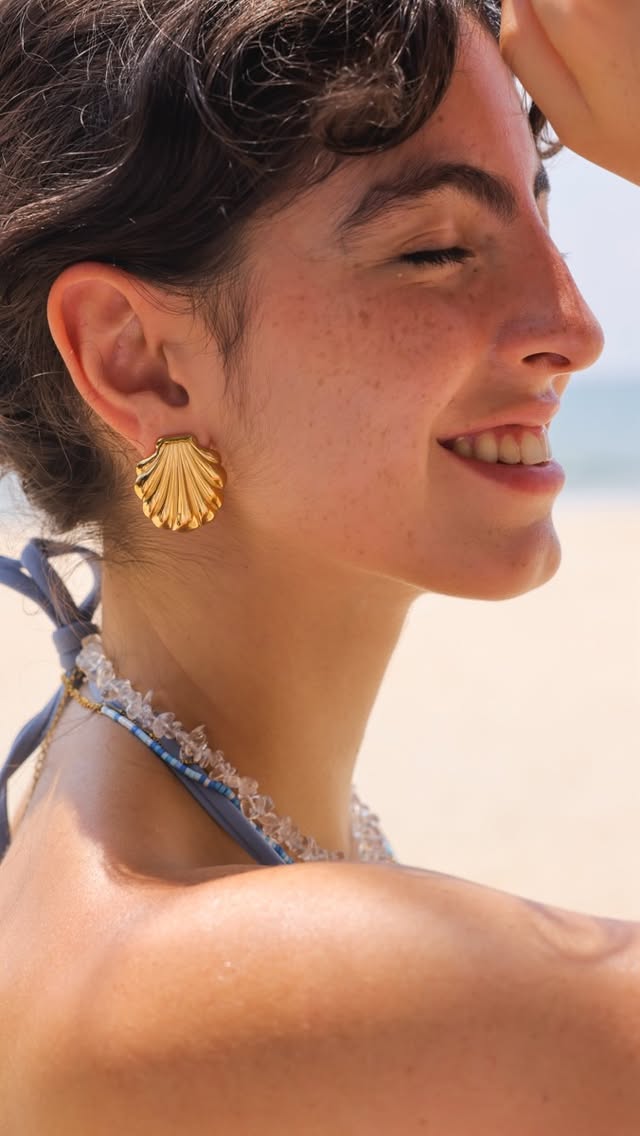 🌊✨ Neu eingetroffen: Ocean Collection 💙🐚Inspiriert vom Meer, von Mermaid-Vibes und den kleinen Schätzen am Strand.Sanfte Blautöne treffen auf schimmernde Details und machen jedes Piece zu einem kleinen Sommermoment. ✨Unsere neue Ocean Collection bringt das Gefühl von Freiheit, Leichtigkeit und Meeresrauschen direkt zu Dir.Manchmal reicht es, kurz innezuhalten und frei zu atmen – genau wie die Wellen. 🌊💙Chasing Waves ArmbandChasing Waves KetteSeashell Melody Ketten-CharmSeashell Melody Ohrring-CharmElegant Shell Ohrringe#icrush #VacationMode #ChasingTheSun #JewelryForEveryJourney by @icrush_jewelry