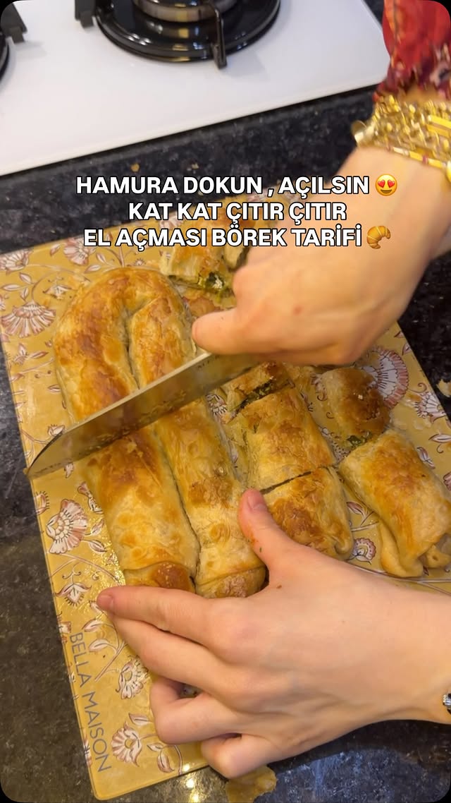 Hamura dokununca kendiliğinden açılan, efsane kat kat bir börek 😍
İçinden tereyağı kokusu, dışından çıtır çıtır doku geliyor 💯

Deneyen herkes “bu nasıl bu kadar ince açılıyor?” diye soruyor 😄
Sırrı kat kat yağlama ve doğru dinlendirme!

En kolay açılan börek 

* ⁠* 2 su bardağı su
* 1 tatlı kaşığı tuz
* 5 su bardağı un

Yağlamak için:

* 100 g tereyağı
* 1 çay bardağı sıvı yağ

👩‍🍳 Yapılışı ;  un tuz ile suyu karıştırıp yumuşak hamur elde edelim . Hamuru 10 dakika dinlendirelim

1. Dinlenmiş hamuru tezgaha alıp 12 eşit bezeye bölün.
2. Bezeleri yaklaşık 20 cm çapında yuvarlak şekilde açın.
3. Açtığınız her katın arasına tereyağı + sıvı yağ karışımını sürün.
4. İki katı üst üste koyarak katlı hamurlar oluşturun.
5. Tüm katları bu şekilde hazırladıktan sonra hamuru bol yağlanmış şekilde 15–20 dakika dinlendirin.
6. Dinlenen hamuru elinizle nazikçe çekerek yağlı tezgahta genişletin (hamur kendiliğinden açılacak kıvama gelir).
7. İstediğiniz şekli verin (rulo, bohça, tepsi böreği vb.).
8. İç harcı (ıspanak, lor vb.) koyup kapatın.
9. Yağlı kâğıt serili tepsiye yerleştirin.
10. Üzerine isteğe göre yağ sürebilir veya sade bırakabilirsiniz.
11. Önceden ısıtılmış 180–190°C fırında üzeri kızarana kadar pişirin.

#börek #elaçması #börektarifi #yağlıbörek