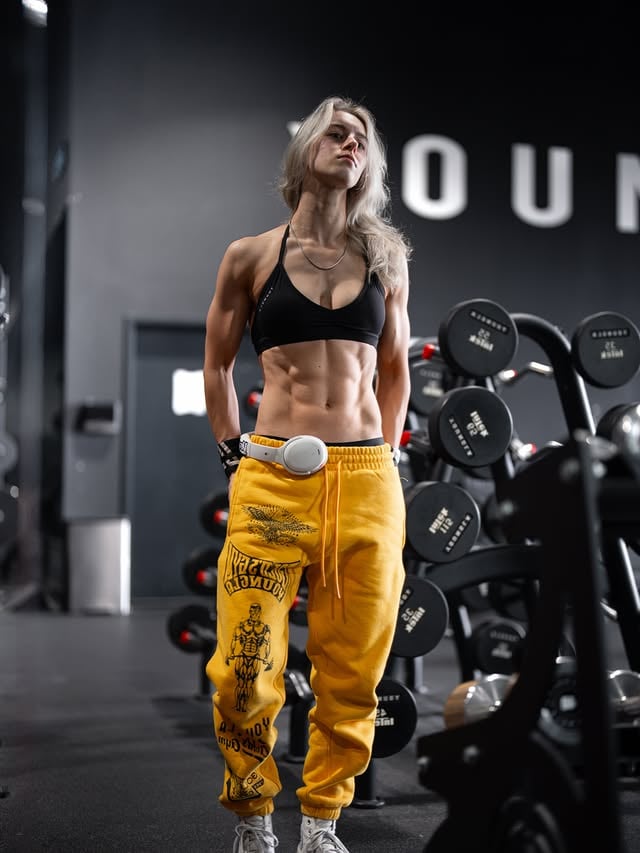 front vs back 💪🏻btw YoungLA has a drop today at 12pm pst! Set those alarms! @youngla code SABRINA (-15% discount & supports me, Iris, Norman, and Nancy) ♥️__#gymmotivation #gymcrush #girlswithabs #fitnessinspiration #gymgirl by @sabrinacesta