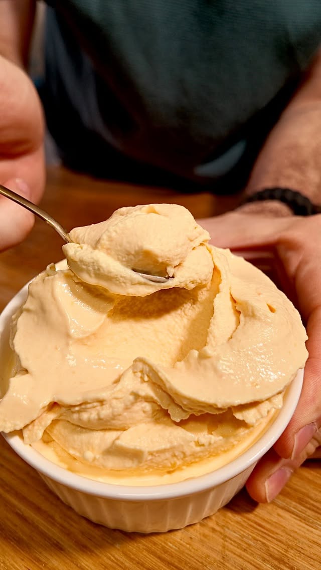 HELADO SALUDABLE EN 1 MINUTO 🍦

Después de ver esta receta, en verano no vas a volver a comprar helado. Se hace literalmente en 1 minuto, lleva muy pocos ingredientes y queda cremoso, fresquito y brutal.

Perfecto para esos días de calor en los que quieres algo dulce, saludable y fácil sin complicarte la vida. Te aviso: lo pruebas una vez y te vas a liar a hacerlo todo el verano.

Guárdalo porque este helado saludable va directo a tus básicos del verano 😍

#HeladoSaludable #RecetasSaludables #PostreSaludable #RecetasFaciles #VeranoSaludable