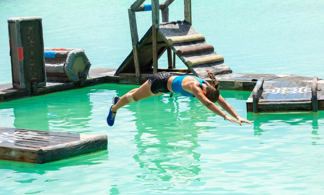 Survivor sadece bir yarışma değil, çocukluğumdan beri kurduğum en büyük hayallerden biriydi. Bugün dönüp baktığımda, o hayalin bir parçası olabilmiş olmak bile tarifsiz bir mutluluk benim için.

Bu yolculuk boyunca yeri geldi zorlandım, yeri geldi düştüm ama her seferinde yeniden ayağa kalkıp mücadele etmeye çalıştım. Yaşadığım sakatlıklara rağmen pes etmeden elimden gelenin en iyisini vermek için savaştım. Belki ekranlarda çok konuşan biri olmadım, biraz daha sessiz kalmayı tercih ettim ama içimde her zaman büyük bir mücadele vardı. Kendimi daha çok performansımla, emeğimle ve mücadelemle göstermeye çalıştım.

Survivor bana sadece fiziksel olarak değil, mental olarak da ne kadar güçlü olabileceğimi gösterdi. Açlığı, yorgunluğu, özlemi, stresi, mücadeleyi, dayanışmayı ve hayallerin peşinden gitmenin ne kadar değerli olduğunu öğretti.

Survivor benim için bir son değil, hayatımın en özel sayfalarından biri olarak kalacak. Hayal kuran küçük Sude’nin bir gün bu parkurlarda yarışacağını kimse bilmiyordu belki ama bugün ona verdiğim sözü tutmanın mutluluğunu yaşıyorum. 

Ayrıca çocukluk hayalimi yaşamama vesile olan beni bu ailenin bir parçası yapan başta @acunilicali ve tüm @survivorturkiye ailesine sonsuz teşekkür ederim.🩵 #survivor2026 #survivor